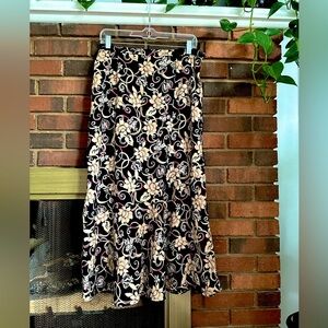 🛍️ Sag Harbor black with tan color floral print skirt size 18 great condition.